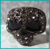 Anel Caveira Preta com Strass